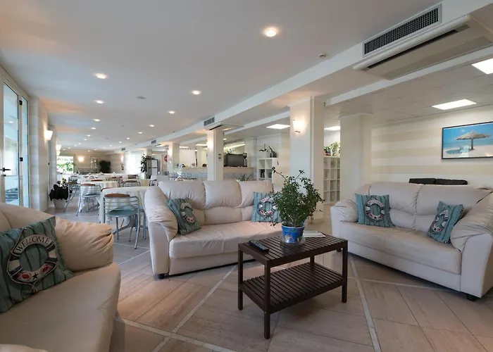 阿塔昂达玛丽娜公寓酒店 马里纳-迪-皮特拉桑塔