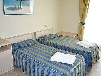 阿塔昂达玛丽娜公寓酒店 马里纳-迪-皮特拉桑塔